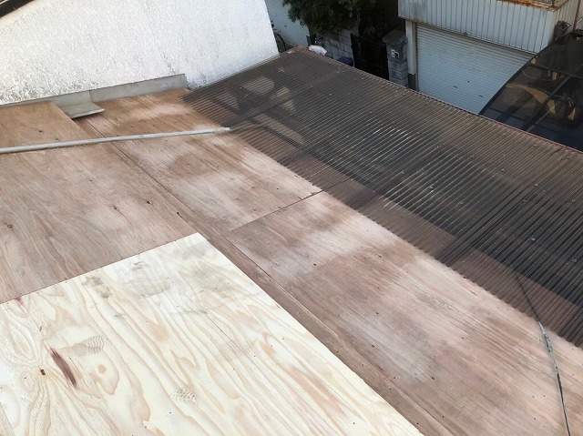 野地板の増し張り屋根の形に合わせて設置